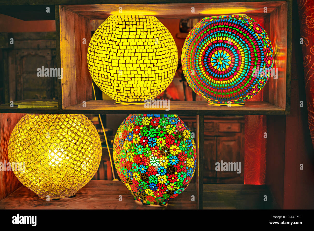 Colorate colorate lampade di vetro colorato mosaico in sfondo scuro ripiani Foto Stock