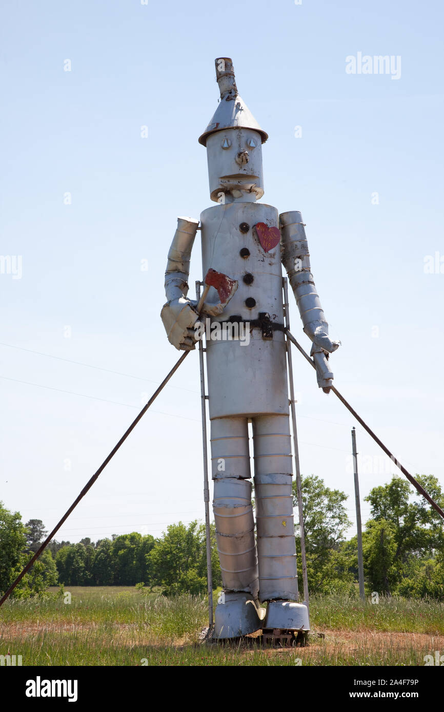 Uomo di stagno, che non è fatta di fieno è 32 piedi alta. Situato negli Stati Uniti. 43 Tra Demopolis e Eutaw in Alabama è prevalentemente rurali western cintura nera regione, Alabama Foto Stock