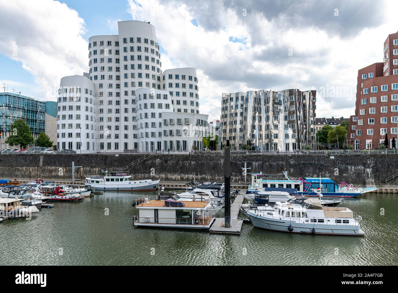 Media Harbour - MedienHafen - sulle rive del Reno a Dusseldorf. Dotate di Frank Gehry's colpendo edifici - Neuer Zollhof - completati nel 1998. Foto Stock