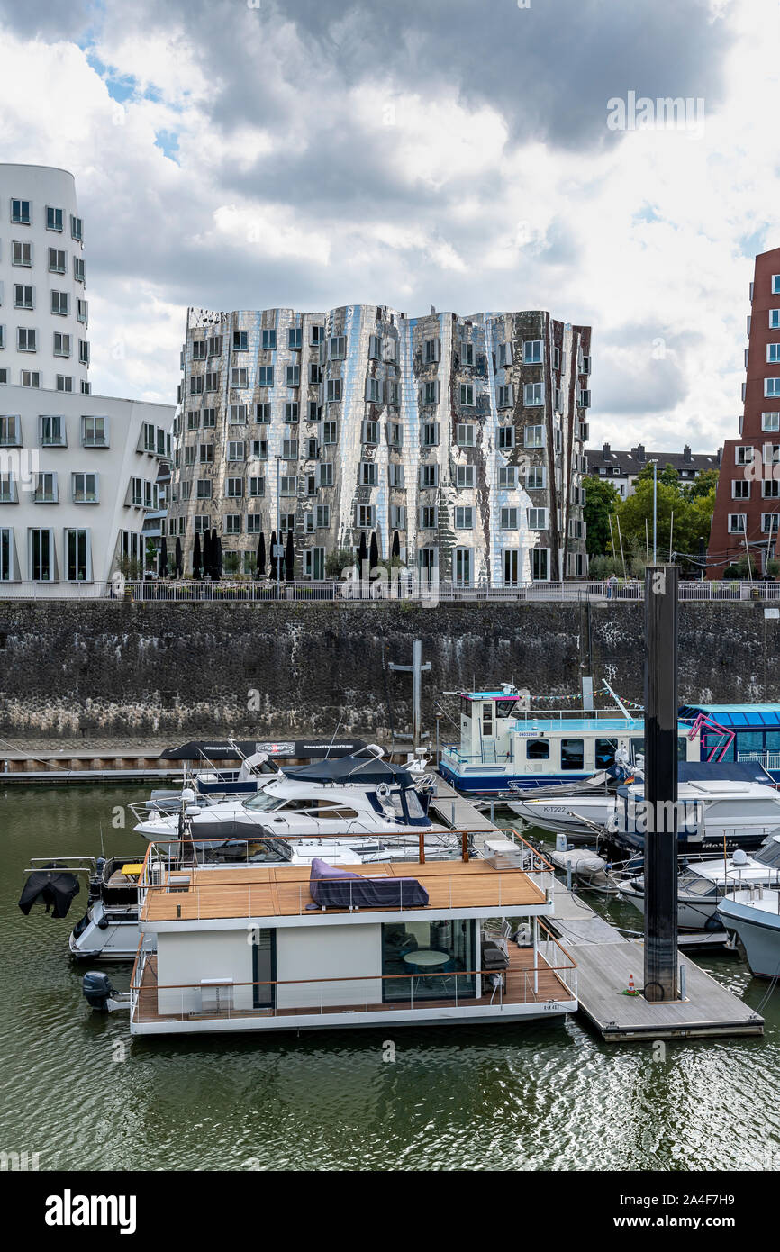 Media Harbour - MedienHafen - sulle rive del Reno a Dusseldorf. Dotate di Frank Gehry's colpendo edifici - Neuer Zollhof - completati nel 1998. Foto Stock