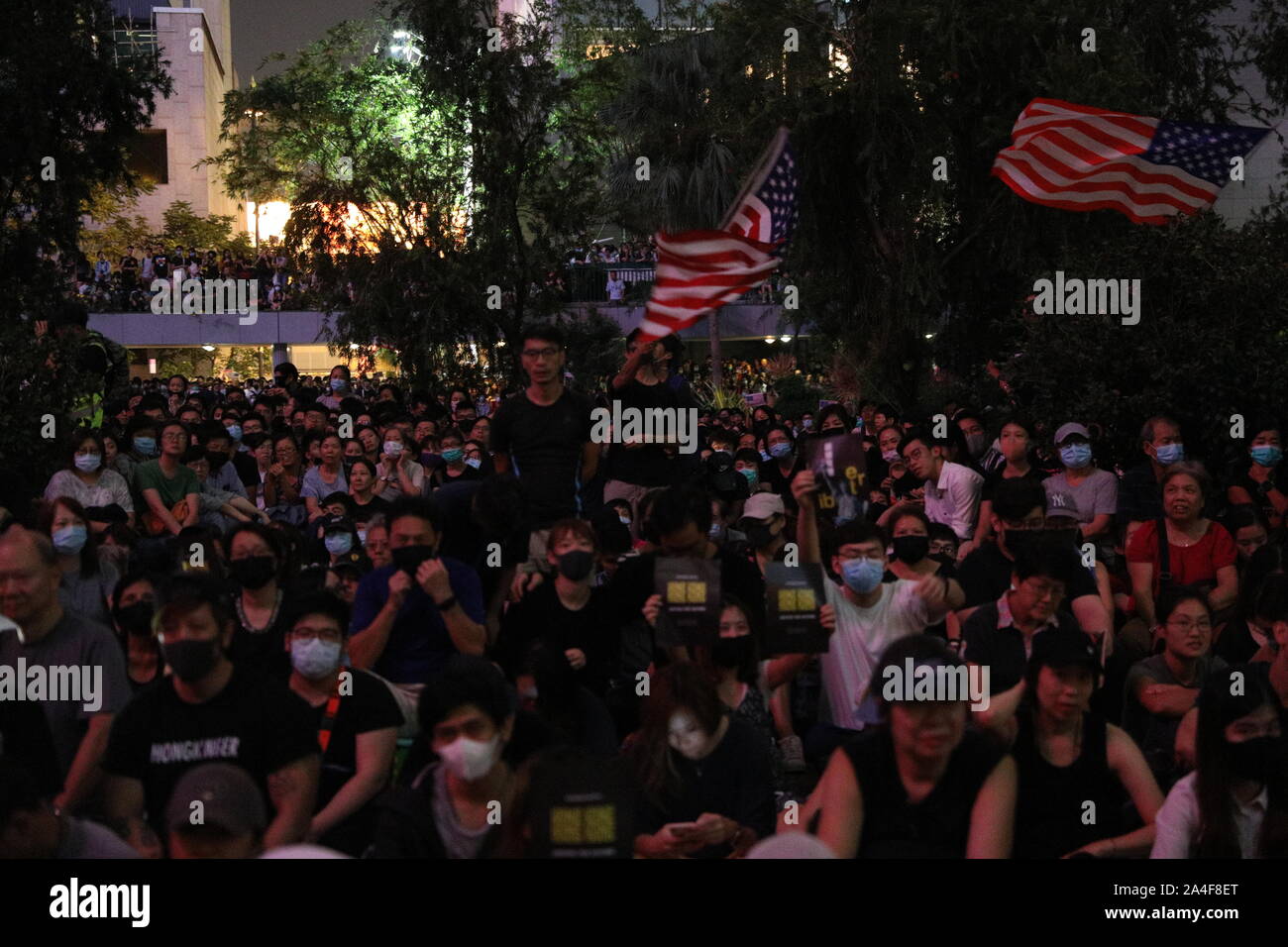 Hong Kong. Xiv oct, 2019. Più di 130.000 manifestanti radunati per una manifestazione pacifica nel Distretto Centrale di Hong Kong. Chiamando al nostro passaggio di Hong Kong i diritti umani e la democrazia atto di 2019 che potrebbe sanzionare i funzionari che minano i diritti dei cittadini di Hong Kong. Credito: David Coulson/Alamy Live News Foto Stock