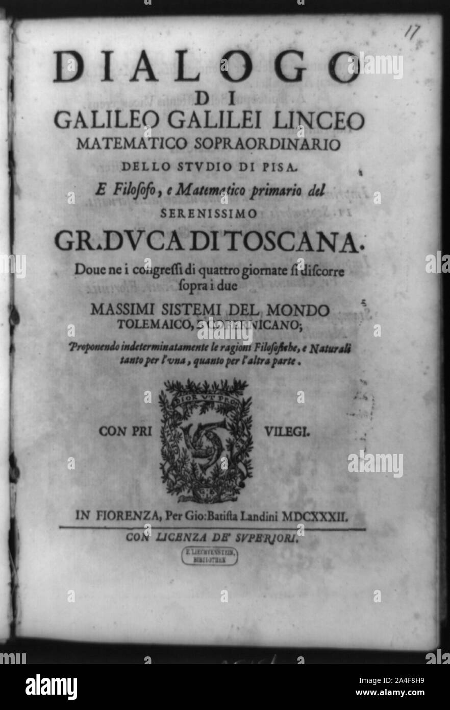 Titolo pagina di Dialogo di Galilei Linceo, con tre pesci circondato dalla corona e banner, probabilmente emblema per la stampante Giovanni Batista Landini di Firenze Foto Stock