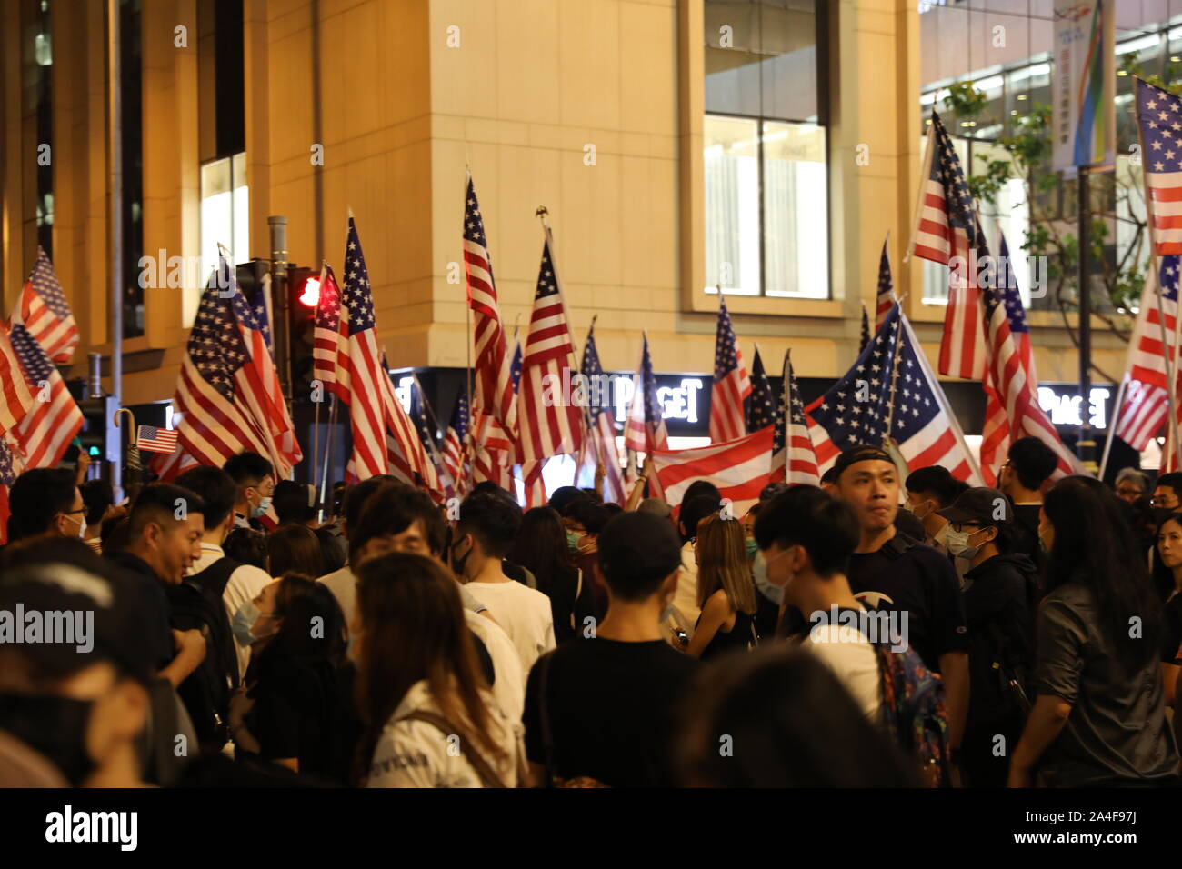 Hong Kong. Xiv oct, 2019. Più di 130.000 manifestanti radunati per una manifestazione pacifica nel Distretto Centrale di Hong Kong. Chiamando al nostro passaggio di Hong Kong i diritti umani e la democrazia atto di 2019 che potrebbe sanzionare i funzionari che minano i diritti dei cittadini di Hong Kong. Credito: David Coulson/Alamy Live News Foto Stock