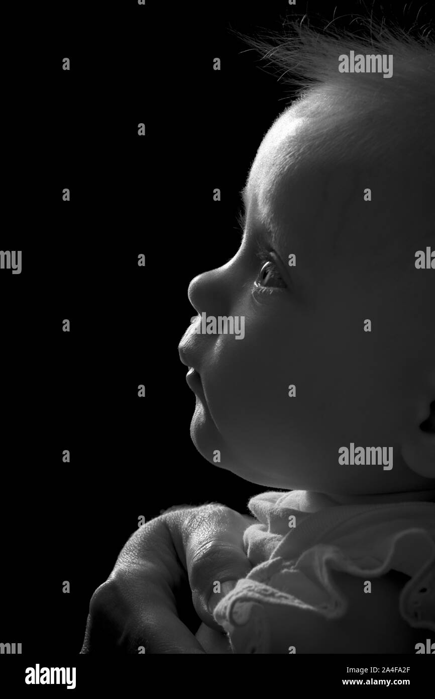 Ritratto in bianco e nero di un mese otto baby girl Foto Stock