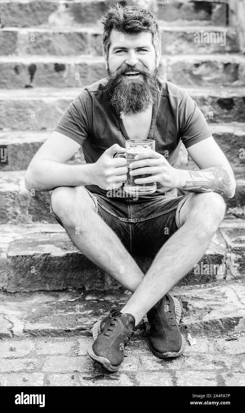 Fine settimana di relax. Coppia hipster con barba di bere birra. maschio brutale ha bisogno di ristoro. Uomo Barbuto con bicchiere di birra all'aperto. bere birra alcolica bevanda. Trascorrere il tempo con gli amici migliori. Foto Stock