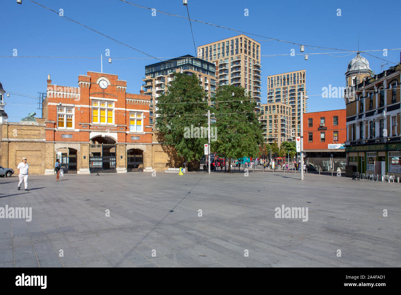 La Regio Arsenale spazio pubblico, sito del mercato degli agricoltori, Woolwich, Londra SE18 Foto Stock