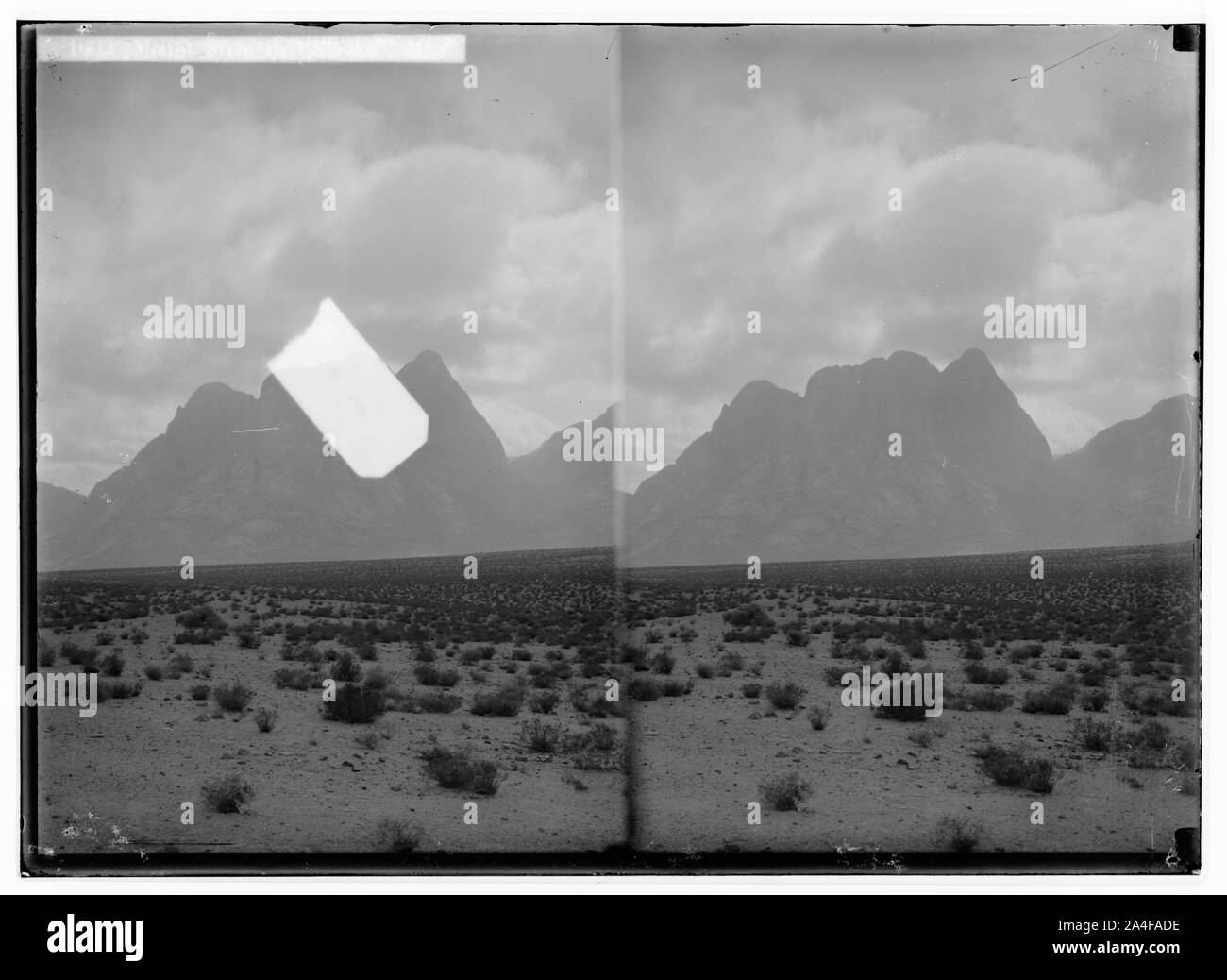 Al Sinai attraverso il Mar Rosso, Tor, e Wady Hebran. Il monte Sinai in fumo, nebbia. Foto Stock