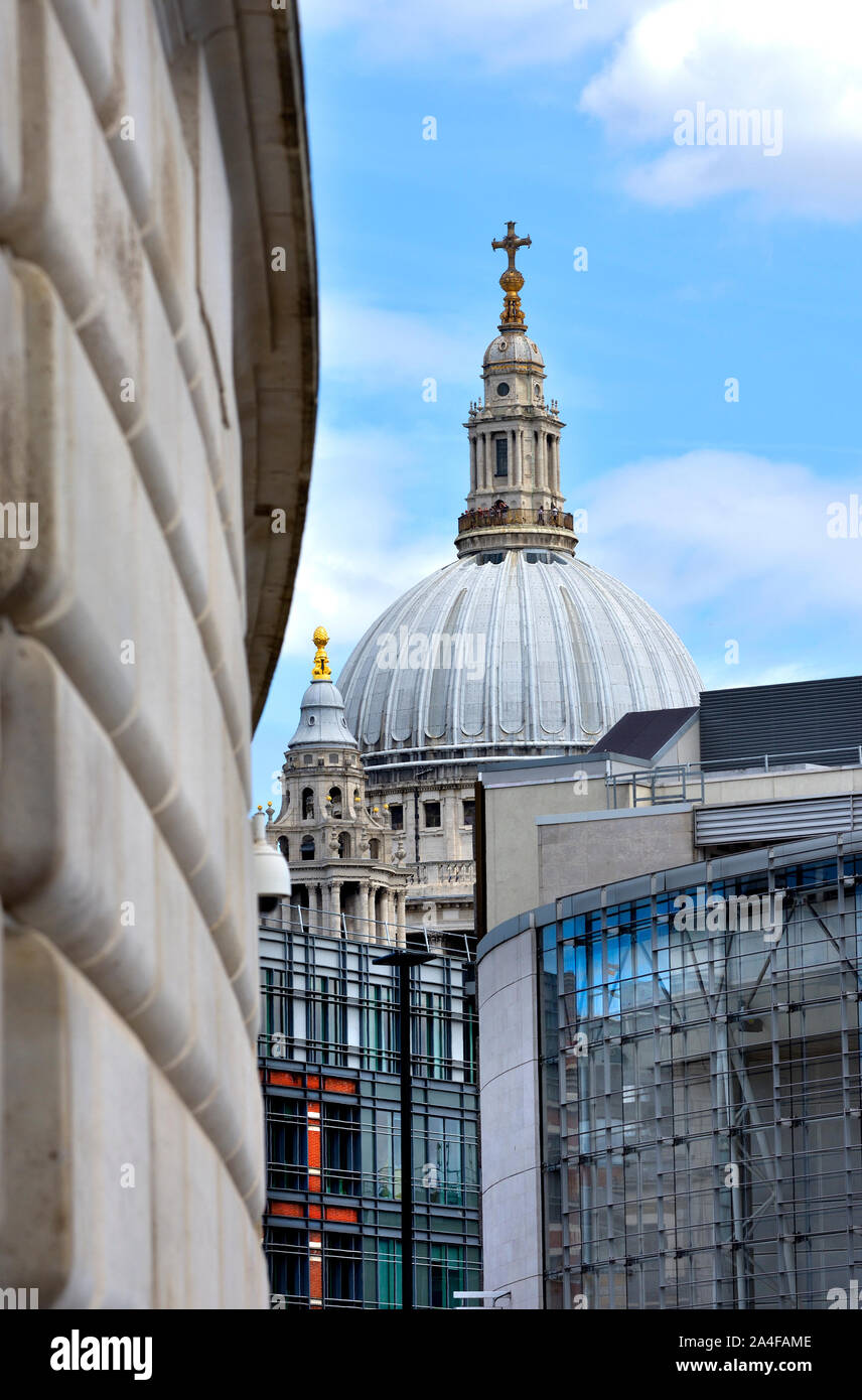 Londra, Inghilterra, Regno Unito. La Cattedrale di St Paul visto dall'edificio Unileve (sinistra) dietro gli uffici moderni Foto Stock