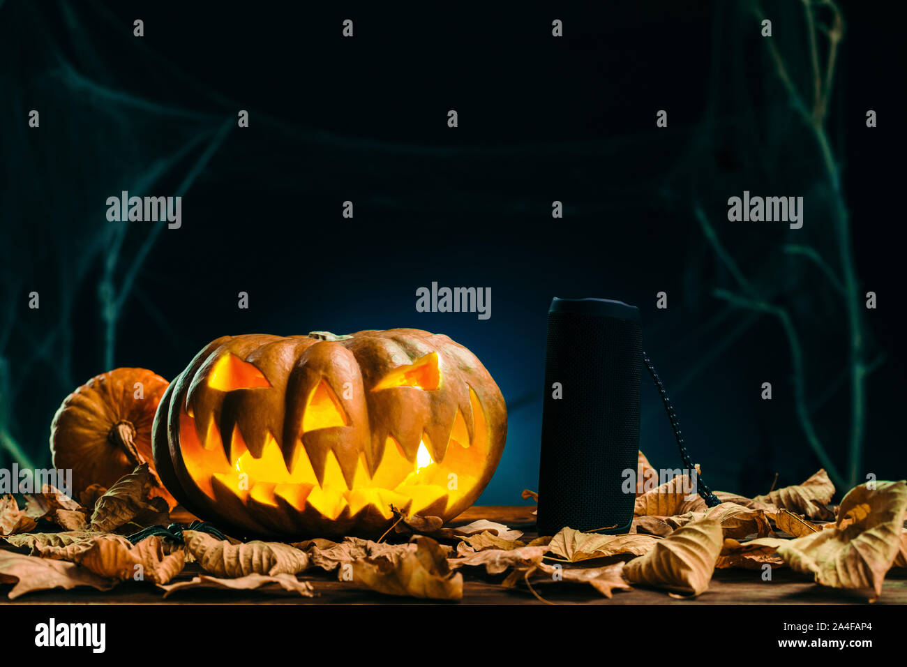Zucche di Halloween e musica colonna in scary notte profonda. Sfondo di Halloween Foto Stock