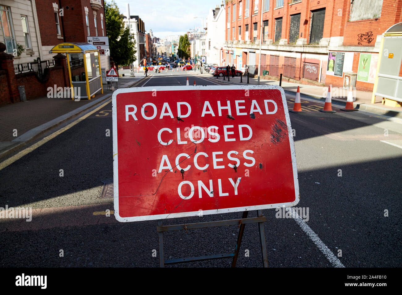Strada di accesso chiusa solo segno sulla strada chiusa per l'installazione di linee elettriche duca st Liverpool England Regno Unito Foto Stock
