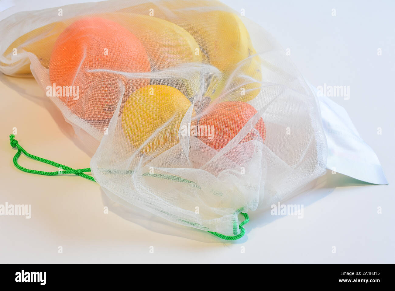 Ambiente tessile borsa shopping per frutta o verdura. Piccoli passi per salvare il mondo senza plastica con utilizzando sacchi di materia tessile. Foto Stock