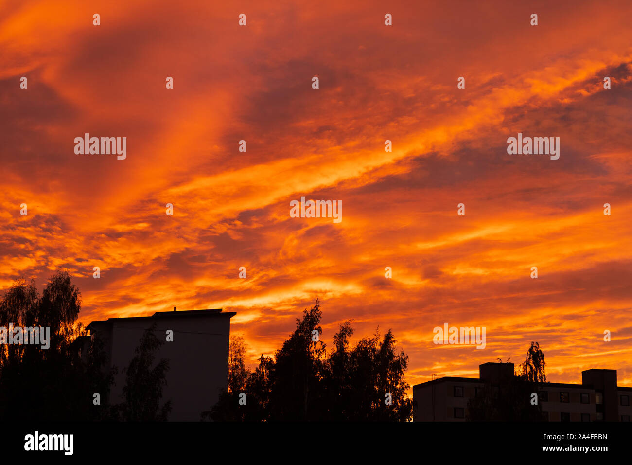 Drammatica vibrante fiery tramonto Cielo cloudscape al crepuscolo Foto Stock