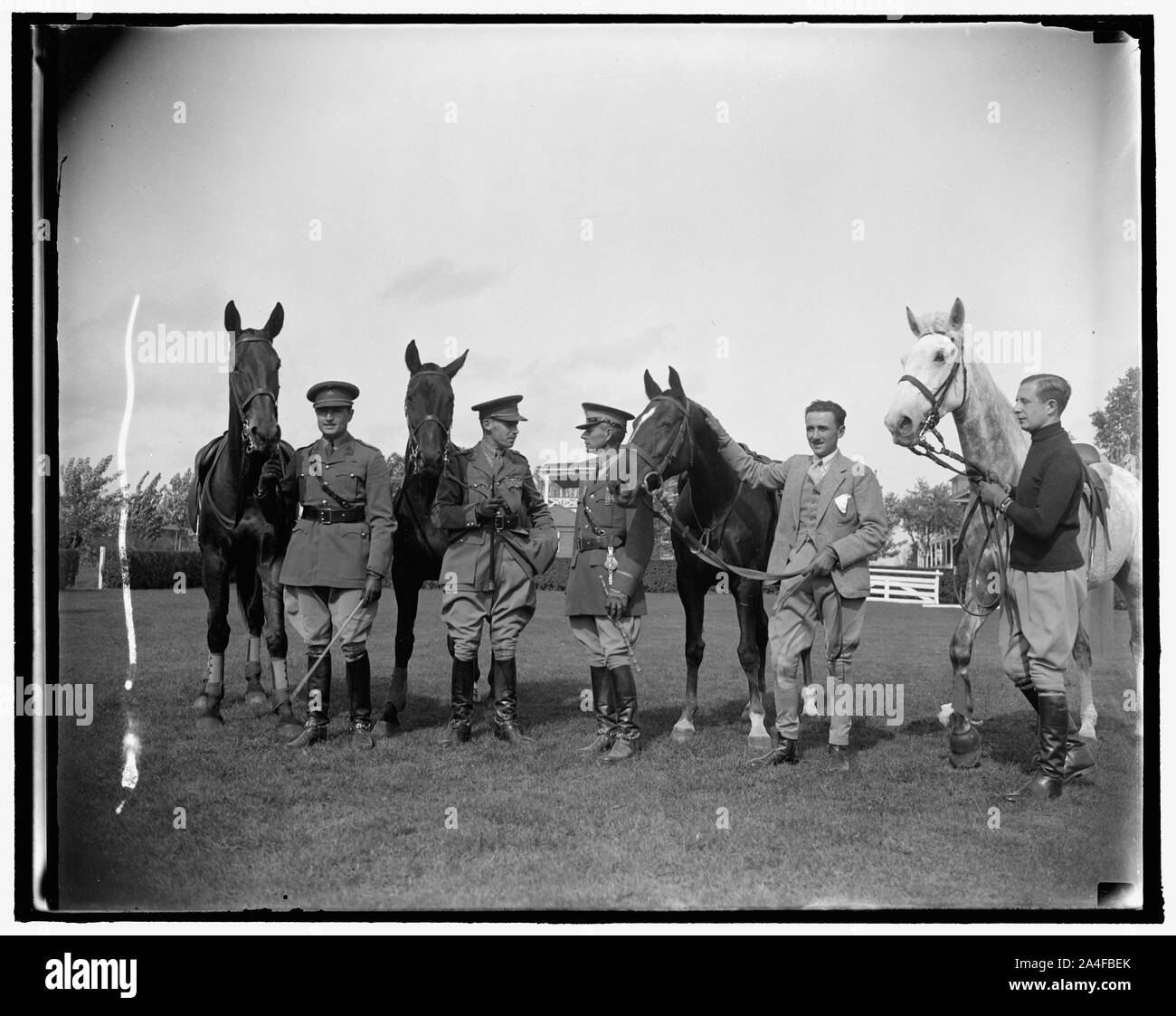 Per completare in inter-American horse show. Washington, 18 ottobre. I membri del belga horse show team che recentemente arrivati a Washington per competere nella Banca Interamericana di Horse Show che si terrà a Meadowbrook ottobre 21-24. Questa foto è stata realizzata a Fort Myer, Virginia, dove sono state scolarizzazione loro supporti in preparazione per gli eventi. Da sinistra a destra: Lieut. Ives Van Strydonck, Commandt [ Foto Stock