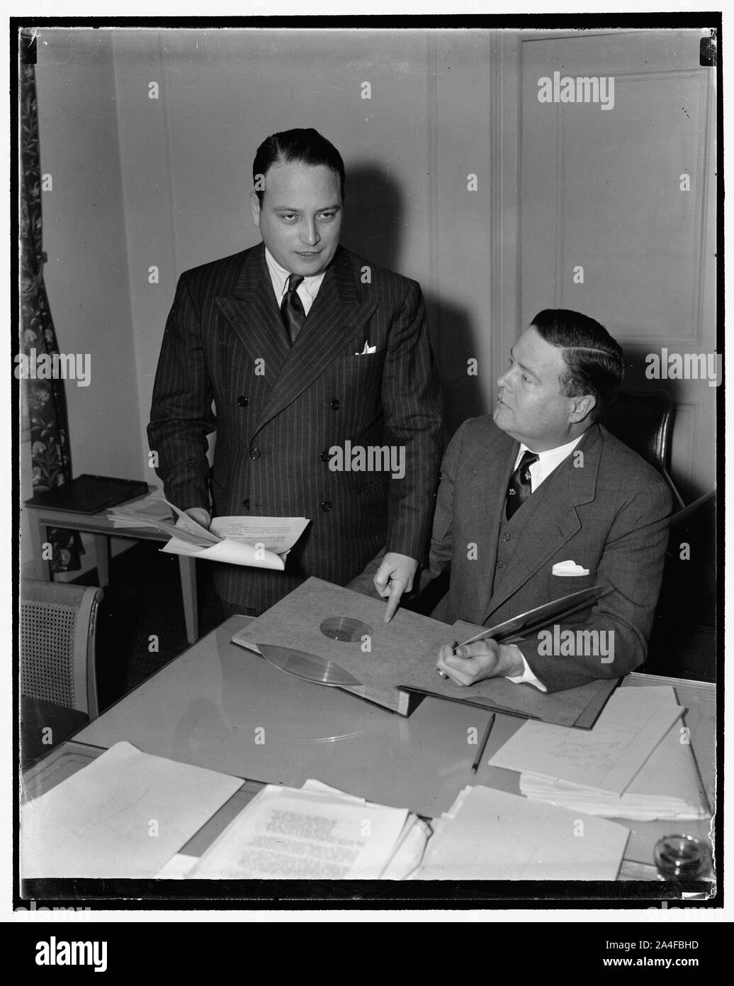 Per formulare accuse di frode prima il segretario degli interni Ickes. Washington, 1 dic. Turney Gratz, in piedi, Secretary-Manager di produrre i concessionari divisione del lato nord e Business Improvement Association, Kansas City, KS[ Foto Stock