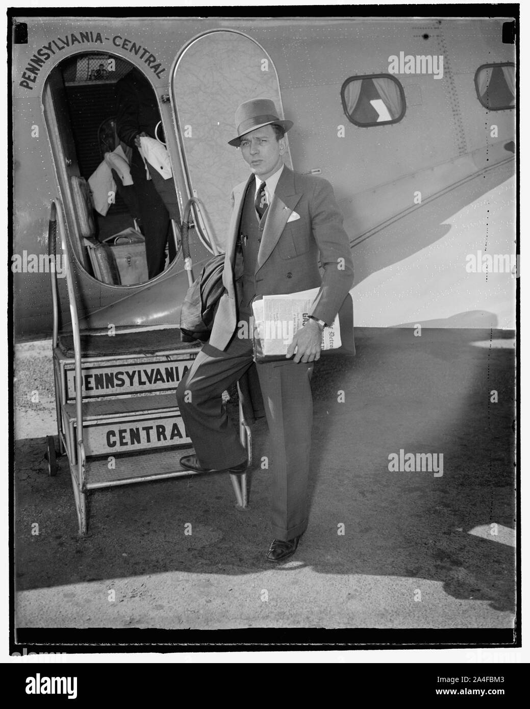 Per vedere la testa del CIO. Washington, 1 ottobre. In arrivo a Washington dal piano questa mattina, Fred Pieper, membro del Regno Automobile lavoratori Comitato Esecutivo, è stato previsto per dare una relazione CIO John L. Lewis sull'incidente a Detroit ieri quando Homer Martin, UAW Presidente, è sospettato di aver tirato una pistola sul rango- e file di membri della sua unione. Pieper è venuto a Washington per la prenotazione precedentemente annullato da Martin. 10/1/37 Foto Stock