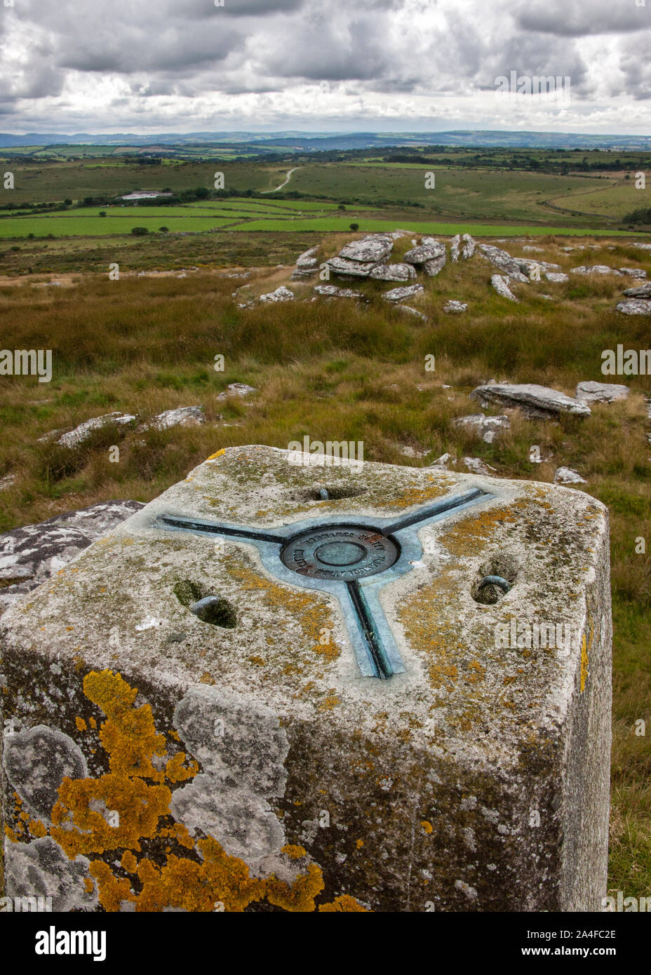 I falchi Tor ordinance survey pietra pesante, sky, guardando verso Bodmin Moor, Foto Stock