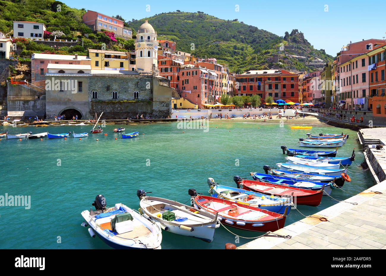 Piccolo porto di pesca e turistico a Vernazza in Liguria. Foto Stock