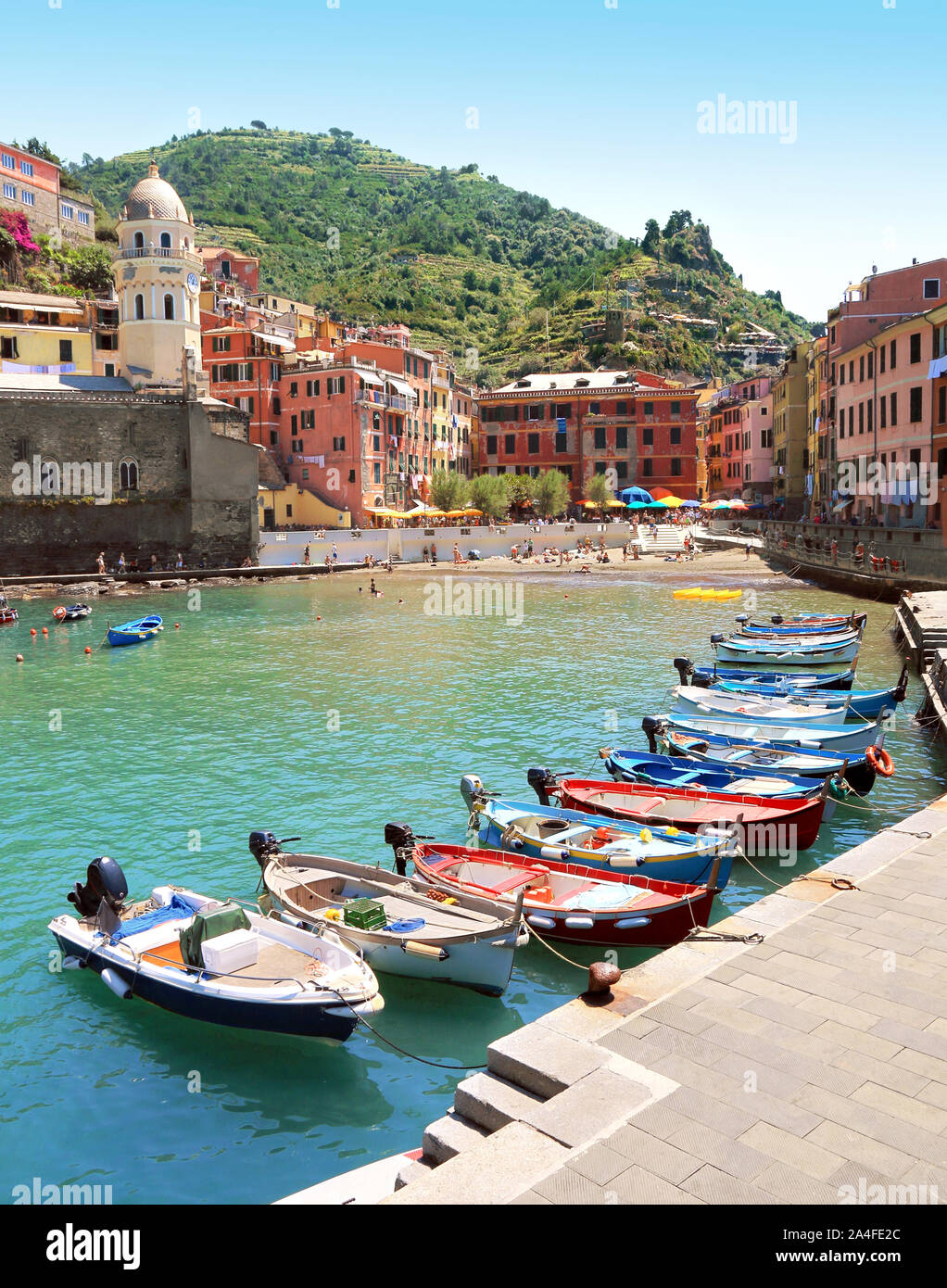 Piccolo porto di pesca e turistico a Vernazza in Liguria. Foto Stock