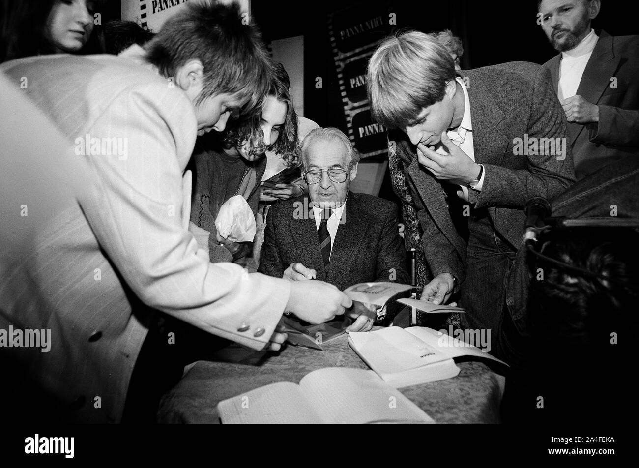 Panna Nikt, Tomasz Tryzna, Miss Nobody - romanzo di Tom Tryzna, pubblicato nel 1994, nel 1996, proiettato da Andrzej Wajda. Panna Nikt, Tomasz Tryzna, Polonia, Miss Nobody - romanzo di Tom Tryzna, pubblicato nel 1994, nel 1996, proiettato da Andrzej Wajda. Il libro è stato tradotto in 14 lingue (è stato pubblicato in Europa occidentale, Scandinavia, Isole britanniche, Stati Uniti, Canada, nuova Zelanda, Australia, Brasile) foto Kazimierz Jurewicz, Foto Stock