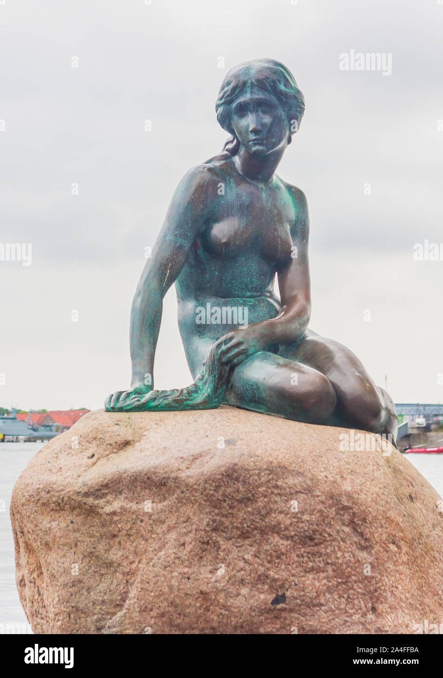 La Sirenetta di Copenaghen. Den Lille Havfrue, una statua da Edvard Eriksen, Langelinie promenade, Copenhagen, Danimarca Foto Stock