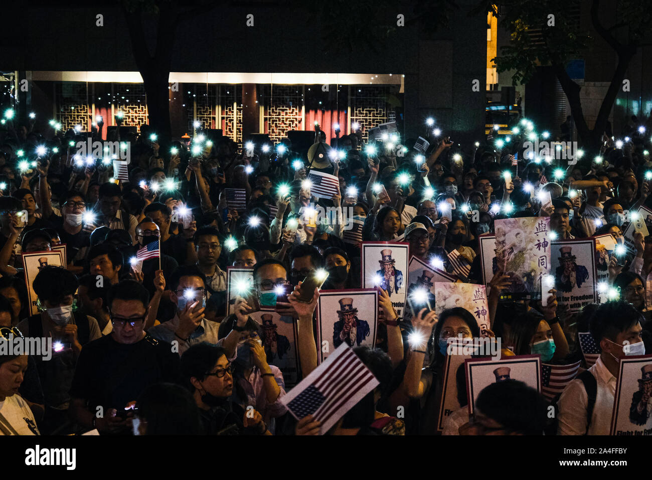 Hong Kong. Xiv oct, 2019. Migliaia di manifestanti assistere ad Hong Kong i diritti umani e la democrazia atto al Rally di carta giardino nel quartiere centrale di Hong Kong. Questo rally è stato proposto a noi legislatori che essi dovrebbero passare la legge che permetterebbe di Hong Kong la democrazia. ItÃS finalizzata a mettere pressione su Pechino a mantenere la sua promessa di preservare Hong KongÃs autonomia. Credito: Keith Tsuji/ZUMA filo/Alamy Live News Foto Stock
