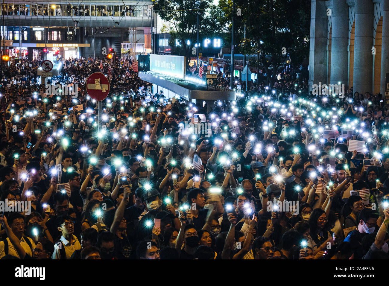 Hong Kong. Xiv oct, 2019. Migliaia di manifestanti assistere ad Hong Kong i diritti umani e la democrazia atto al Rally di carta giardino nel quartiere centrale di Hong Kong. Questo rally è stato proposto a noi legislatori che essi dovrebbero passare la legge che permetterebbe di Hong Kong la democrazia. ItÃS finalizzata a mettere pressione su Pechino a mantenere la sua promessa di preservare Hong KongÃs autonomia. Credito: Keith Tsuji/ZUMA filo/Alamy Live News Foto Stock