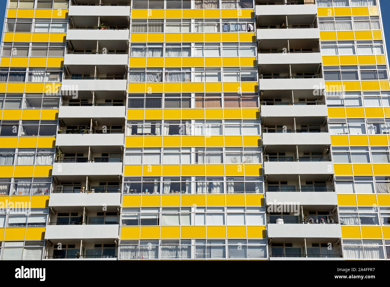 Grande casa di Arthur, sezione di giallo e bianco torre rivestite di blocco, Golden Lane station wagon, City of London Foto Stock