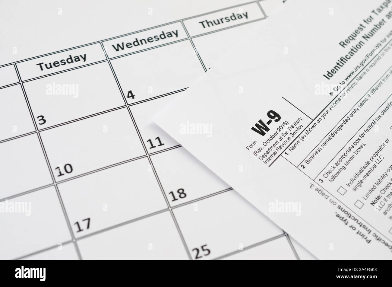 IRS Form W-9 richiesta per il contribuente un numero di identificazione e certificazione giace vuoto sul vuoto nella pagina del calendario. Periodo fiscale concetto. Copia spazio per il testo Foto Stock