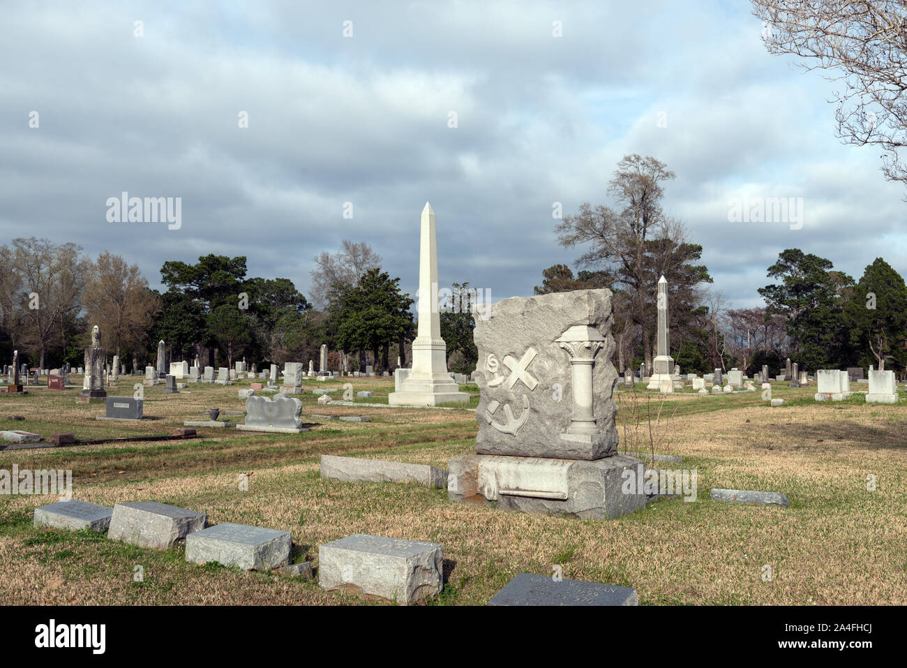 Lapidi e altri marcatori presso il Cimitero di Magnolia in Beaumont, Texas Foto Stock