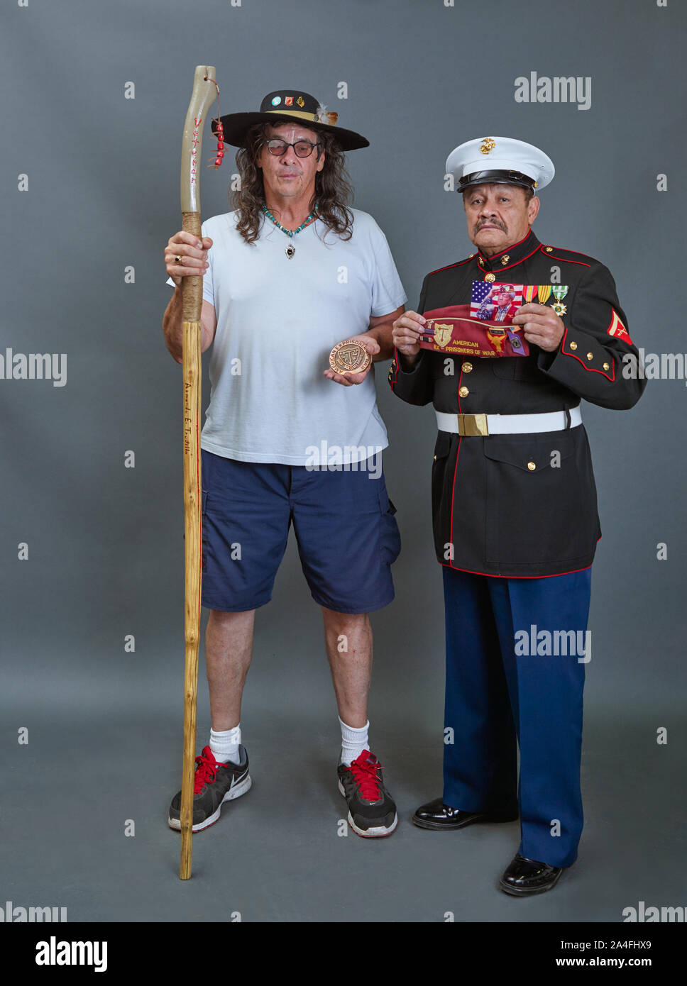 Toms Tuonoshock Monroe, un Navajo, Tiwa e Guerre indiane discendente, porta un personale di preghiera in onore di Armando E. Trujillo, un ex Bataan morte marzo superstite nella Seconda Guerra Mondiale Foto Stock