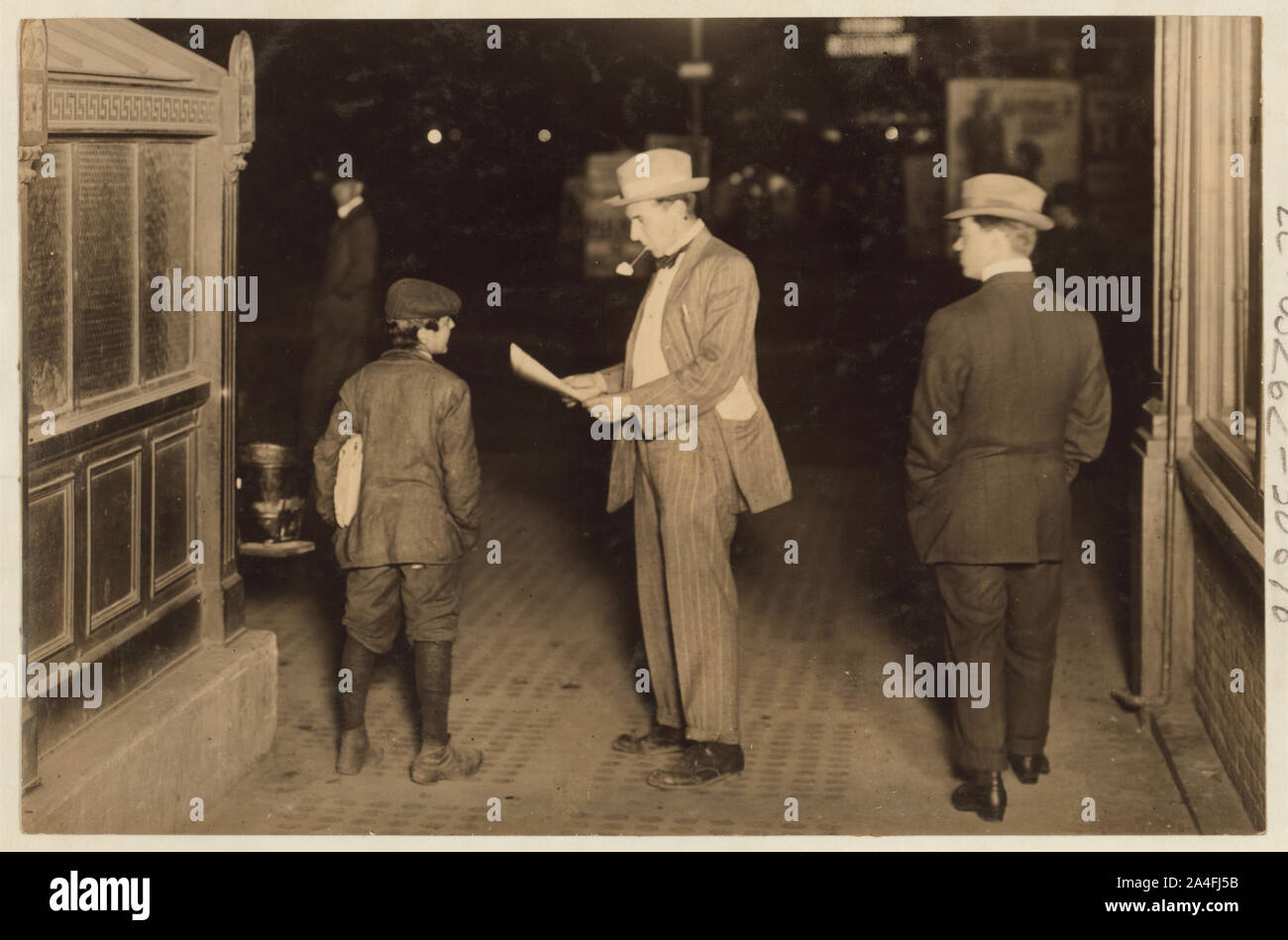 Tony Spappos, 349 W. 39th St., N.Y., documenti di vendita alle 22.00 al cinquantesimo St. & Broadway. Circa 12 anni. Ottobre 8, 1910. Foto Stock