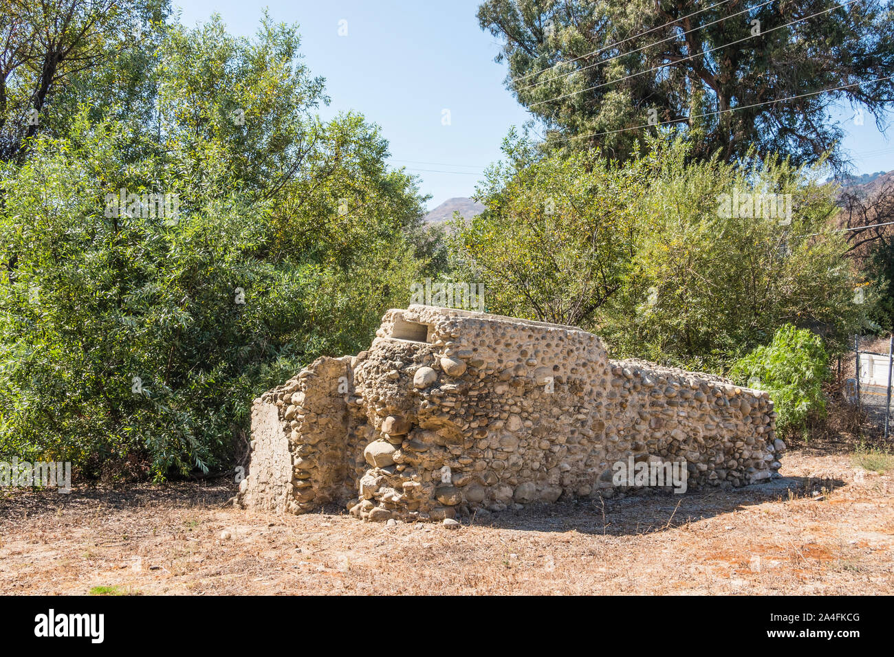 I resti di una parte della, la Missione di San Buenaventura acquedotto, sette miglia-sistema lungo che acqua erogata da San Antonio Creek. Foto Stock