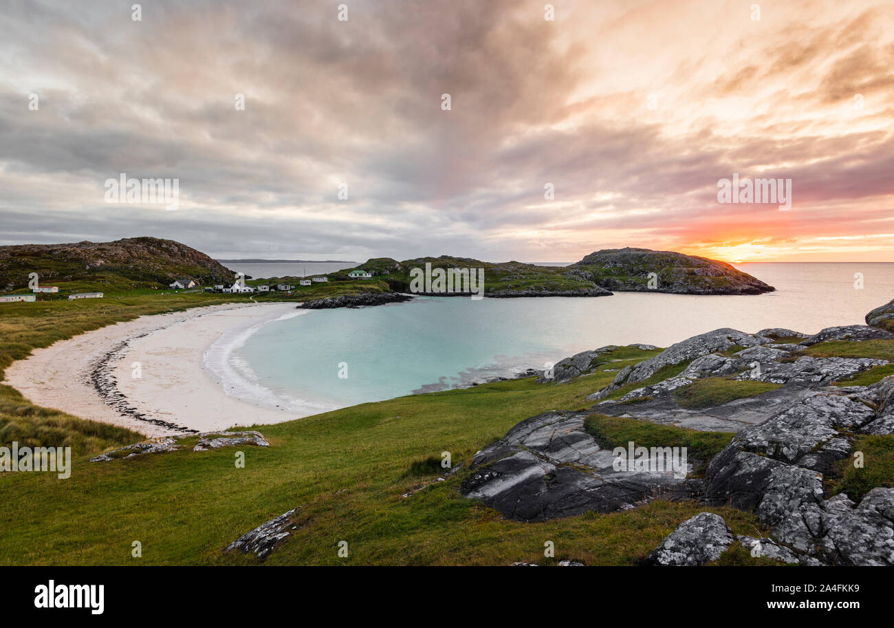 Tramonto sul Nord Ovest Highlands costa a: Achmelvich Bay e la spiaggia vicino a Lochinver in Assynt, Sutherland Foto Stock