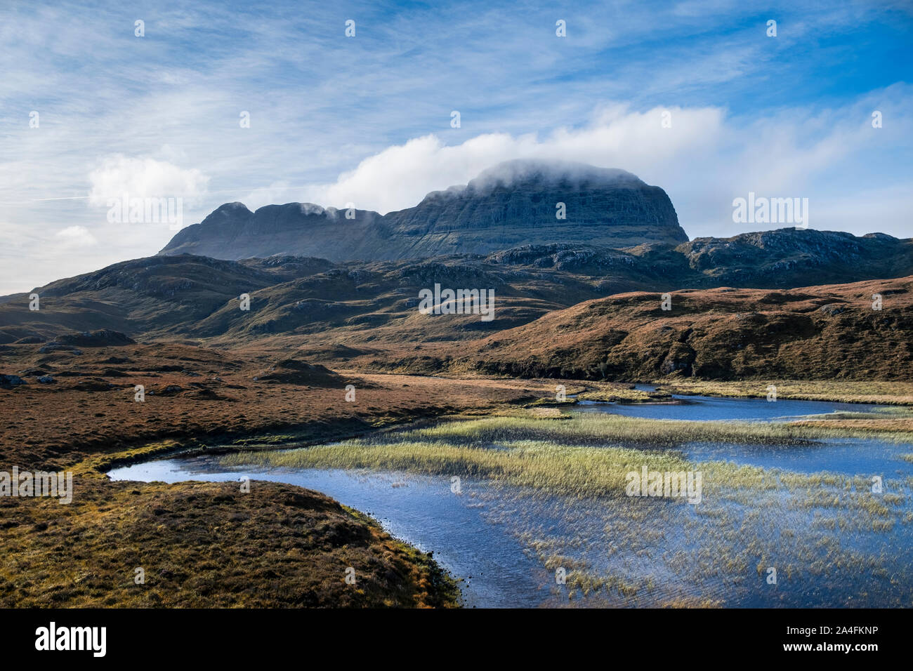Vista da Lochan Buidhe, Glencanisp immobile alla montagna Suilven Inverpoly nella Riserva Naturale Nazionale Assynt Sutherland, Caisteal Liath vertice sulla destra Foto Stock