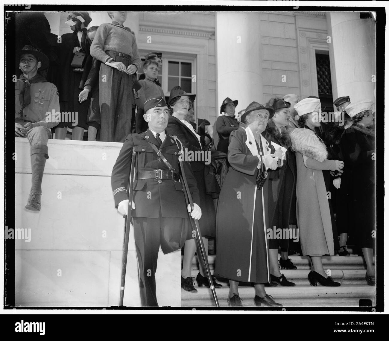 Toccare il contrasto. Washington D.C., nov. 11. Un contrasto in emozione è questa foto fatta mentre il Presidente Roosevelt ha reso omaggio oggi in America il soldato sconosciuto presso il Cimitero di Arlington. Mentre Alex Stern, mondo veterano di guerra che ha perso una gamba nella battaglia di Meuse-Argonne, ricorda premurosamente che il soldato nella tomba potrebbe essere stato lui, la sig.ra Rosa M. Cawood, la guerra madre cerca di scattare una foto del presidente, 11/11/38 Foto Stock