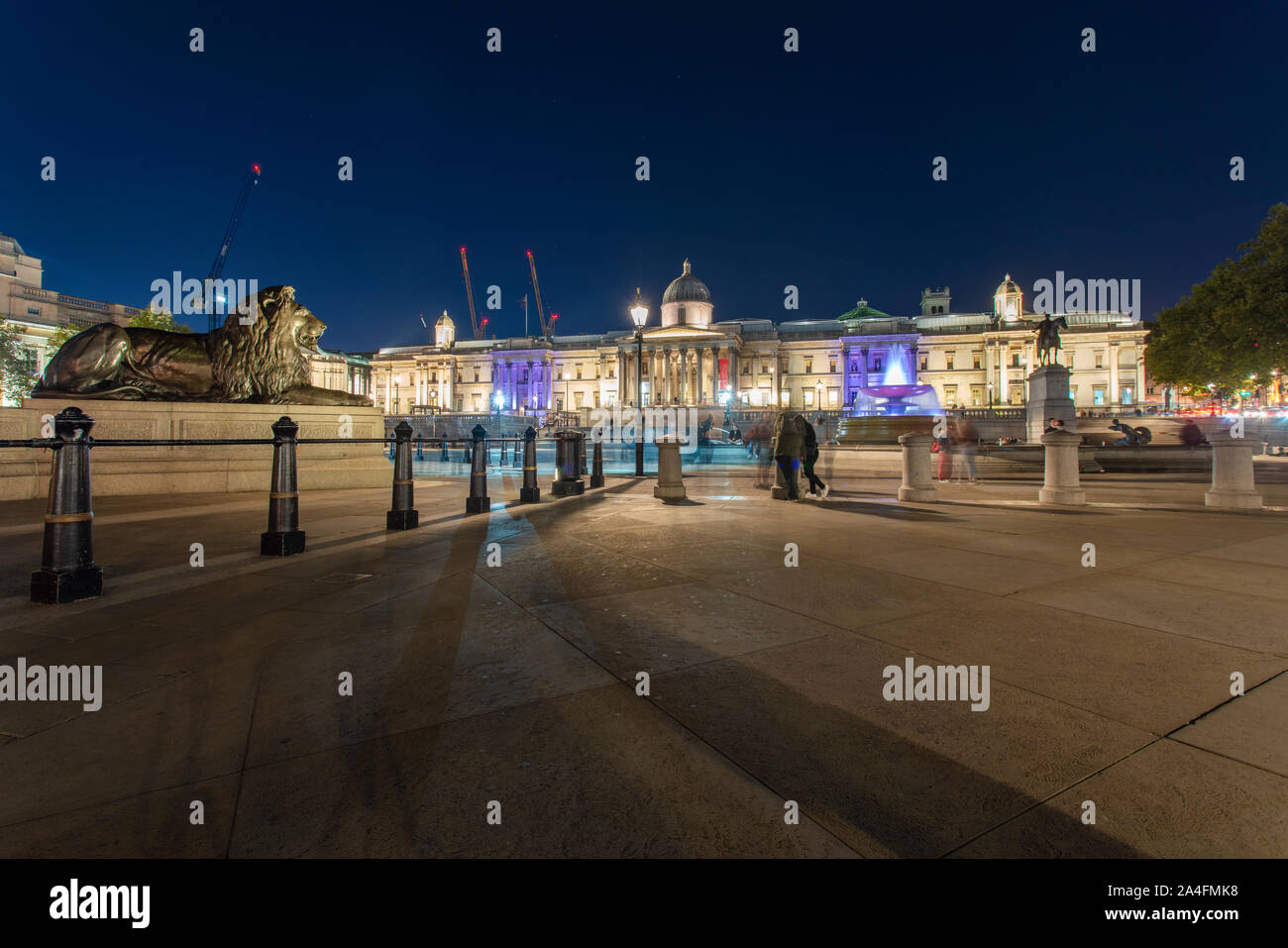 Trafalgar square di notte con la galleria nazionale in background Foto Stock