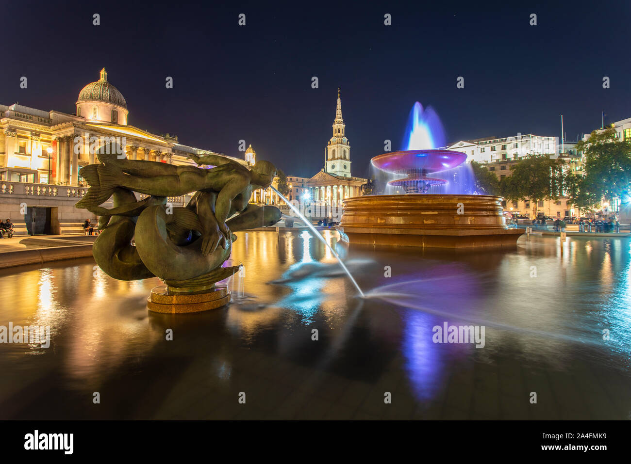 Trafalgar square di notte con la galleria nazionale in background Foto Stock