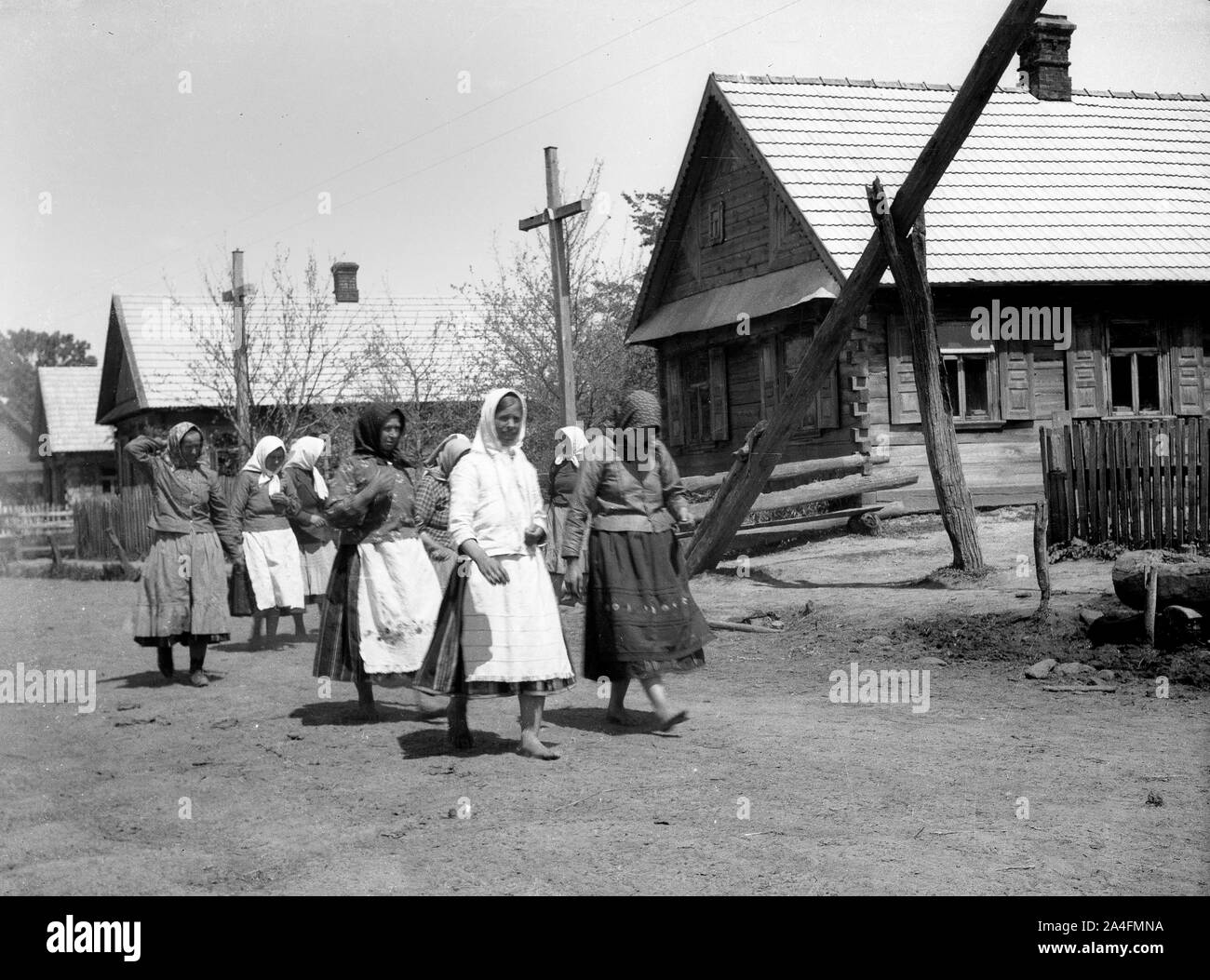 La Polonia rurale 1942 Europeo Orientale contadino di donne e ragazze durante l'occupazione nazista della Seconda Guerra Mondiale Foto Stock