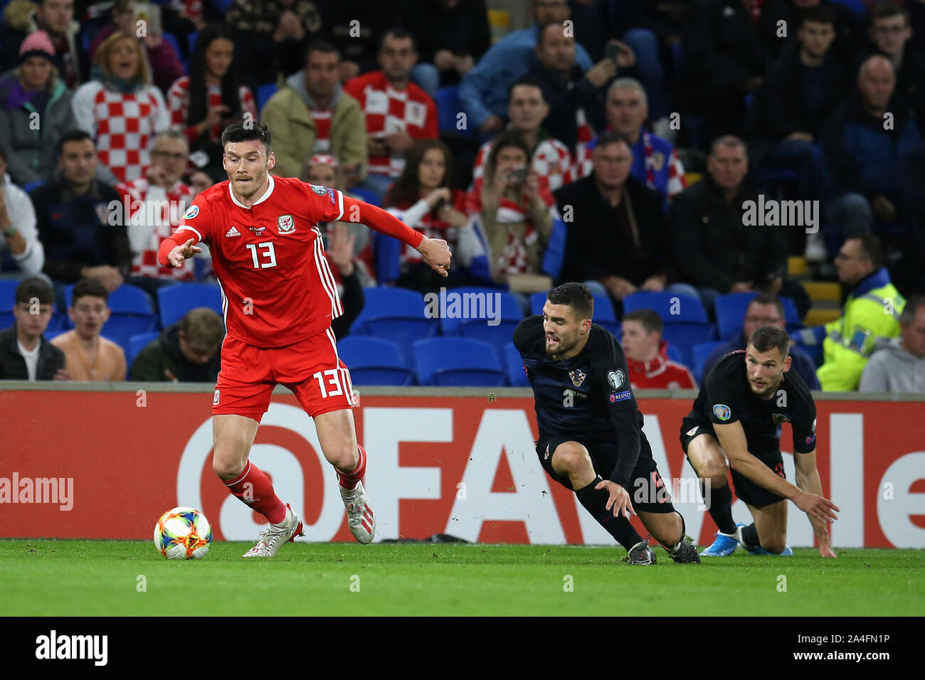 Cardiff, Regno Unito. Xiii oct, 2019. Kieffer Moore del Galles (13) in azione. UEFA Euro 2020 il qualificatore corrispondono, Galles v Croazia al Cardiff City Stadium di Cardiff, Galles del Sud domenica 13 ottobre 2019. pic da Andrew Orchard /Andrew Orchard fotografia sportiva/Alamy live News solo uso editoriale Credito: Andrew Orchard fotografia sportiva/Alamy Live News Foto Stock