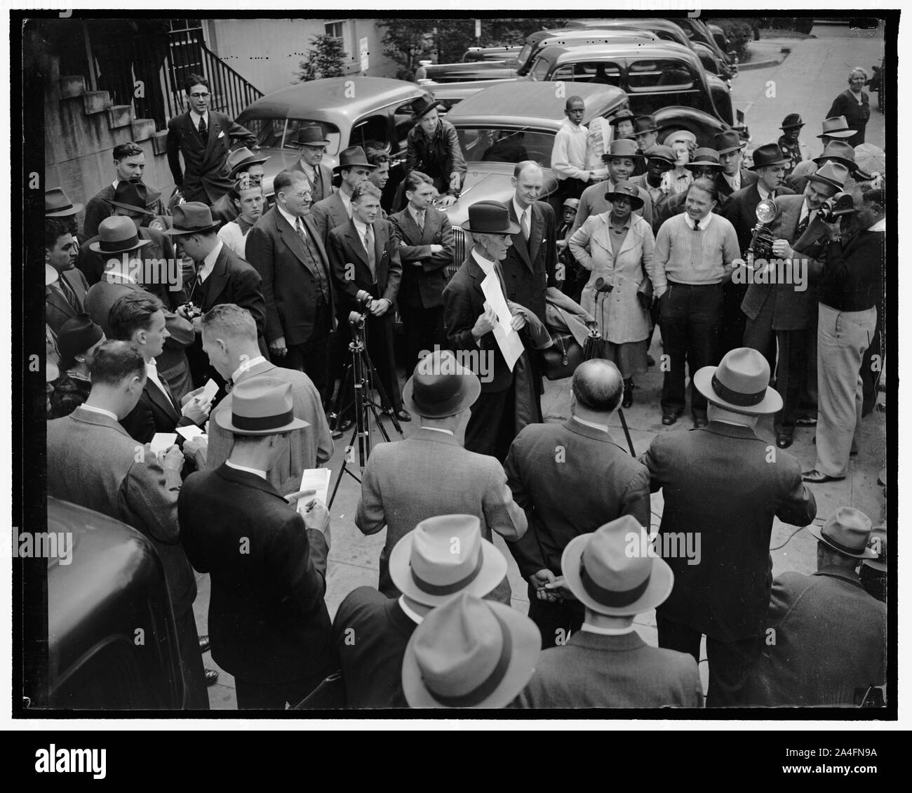 Townsened perdonato. Washington, 18 aprile. Newspapermen, fotografi e la Corte attribuisce circondano il dott. Francesco E. Townsend, la pensione di vecchiaia planner, come egli mostra il suo perdono a trenta giorni di reclusione dal presidente Roosevelt oggi. Il perdono per la frase che egli ha ricevuto per il disprezzo della Casa dei Rappresentanti arrivati come Dott. Townsend pronti a lasciare per la D.C., carcere, 4/18/38 Foto Stock