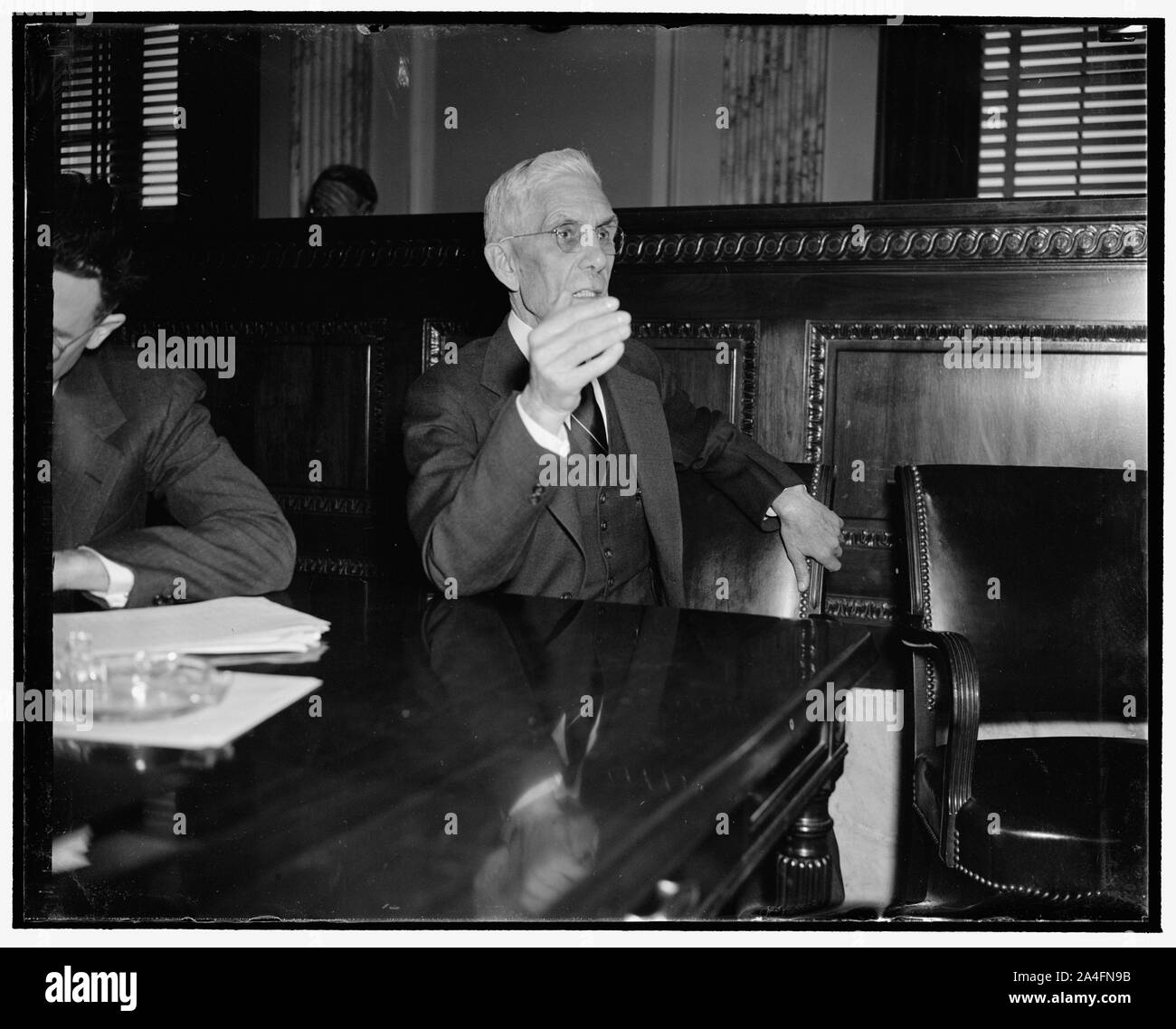Townsend facce comitato del Senato di nuovo. Washington, 19 marzo. Il dott. Francesco E. Townsend ha fatto una breve apparizione al senato la disoccupazione Comitato oggi e ha sostenuto che la sua rendita di vecchiaia piano dovrebbe fare lontano con la disoccupazione. Egli ha depositato presso la Commissione una dichiarazione spiegando il piano di una pensione o di una rendita di $ 200 al mese per tutte le persone al di sopra dei 65, 3/19/38 Foto Stock
