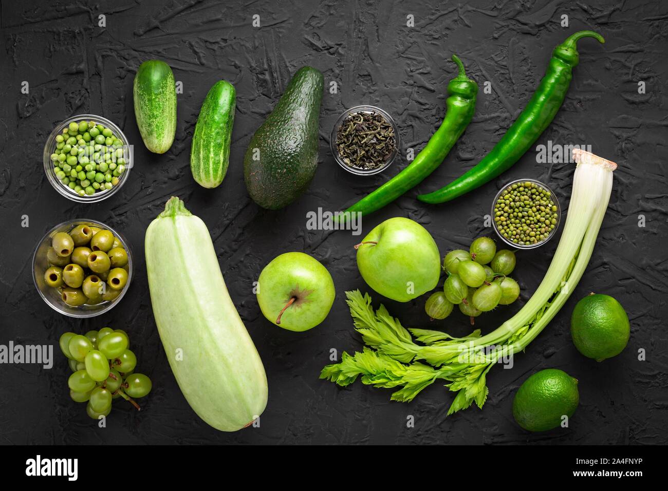 Piatto di laici alcuni verde stagionali gli alimenti che sono molto sano. Una parte di uno stile di vita sano. eco-friendly mercato. Foto Stock