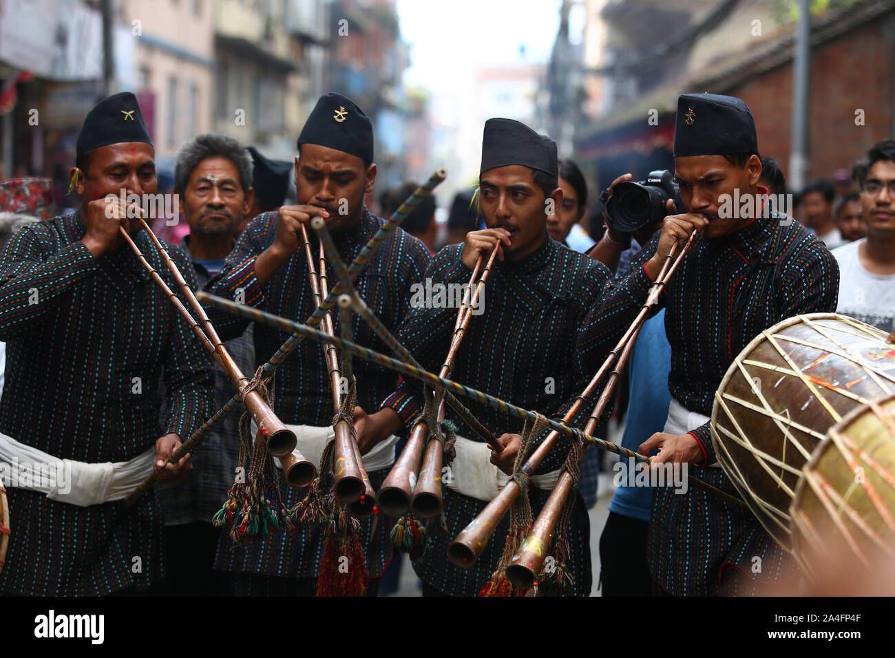 Kathmandu, Nepal. Xiv oct, 2019. I devoti giocare con gli strumenti tradizionali durante un carro processione del Signore Satya Narayan.Ogni anno le persone attraverso la valle venire all'Hadigaun a prendere parte a questo festival unico, portando i carri per placare il Signore indù Narayan. Credito: SOPA Immagini limitata/Alamy Live News Foto Stock