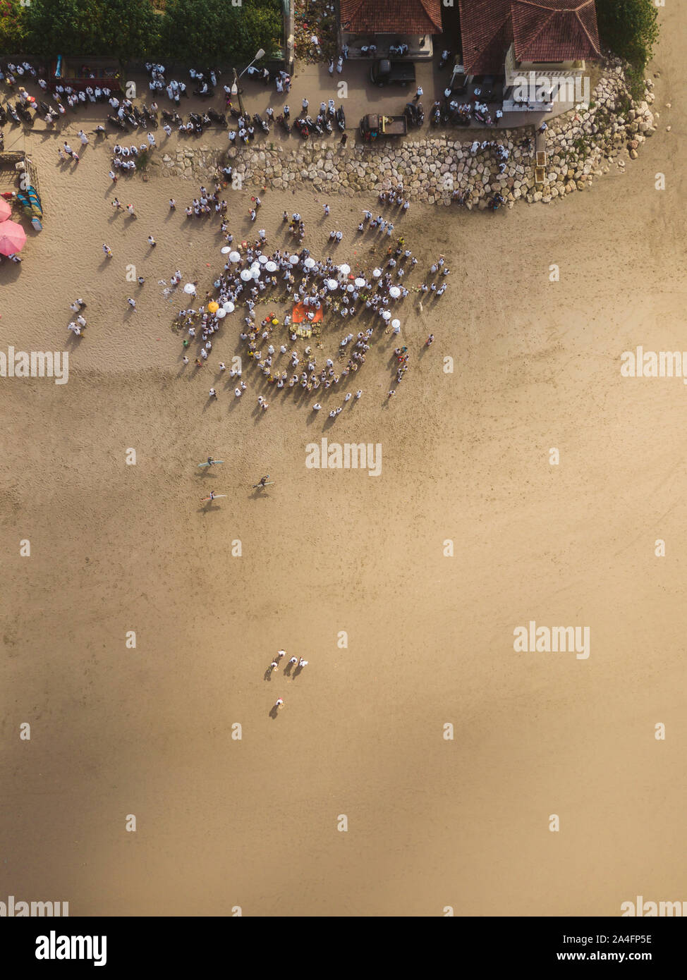Vista aerea della cerimonia Balinese in spiaggia Foto Stock