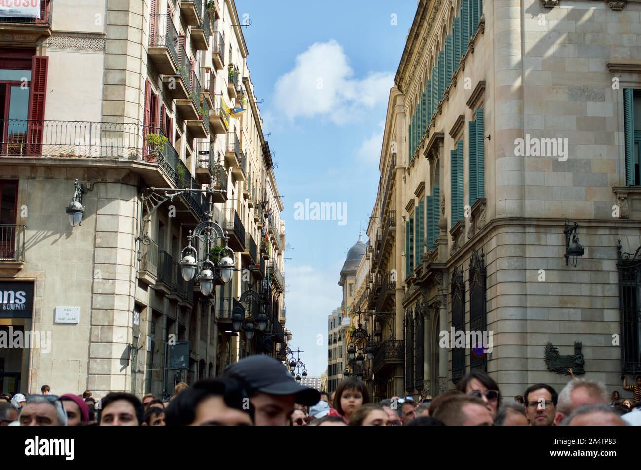Guardare la gente torri umane a Placa de Sant Jaume a Barcellona, Spagna Foto Stock