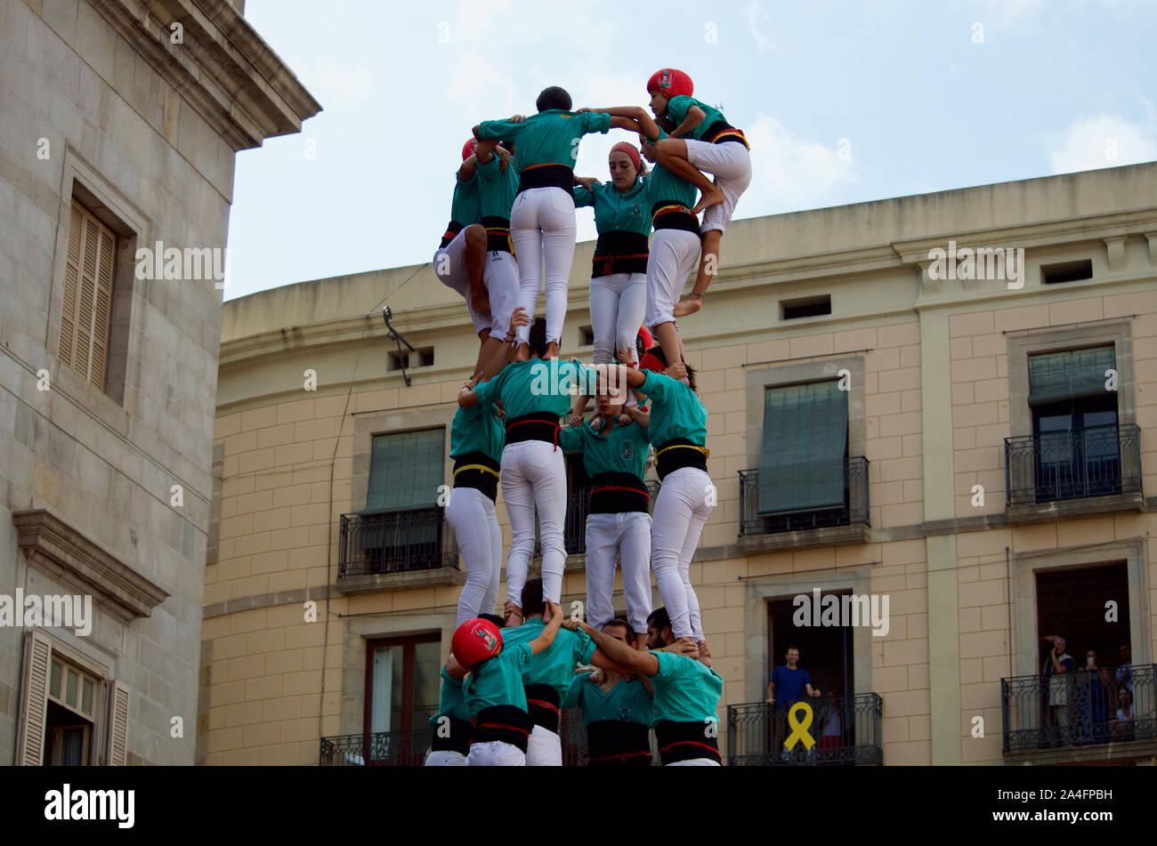 Castellers edificio castells/torri umane al 2019 La Merce Festival presso Plaça de Sant Jaume a Barcellona, Spagna Foto Stock