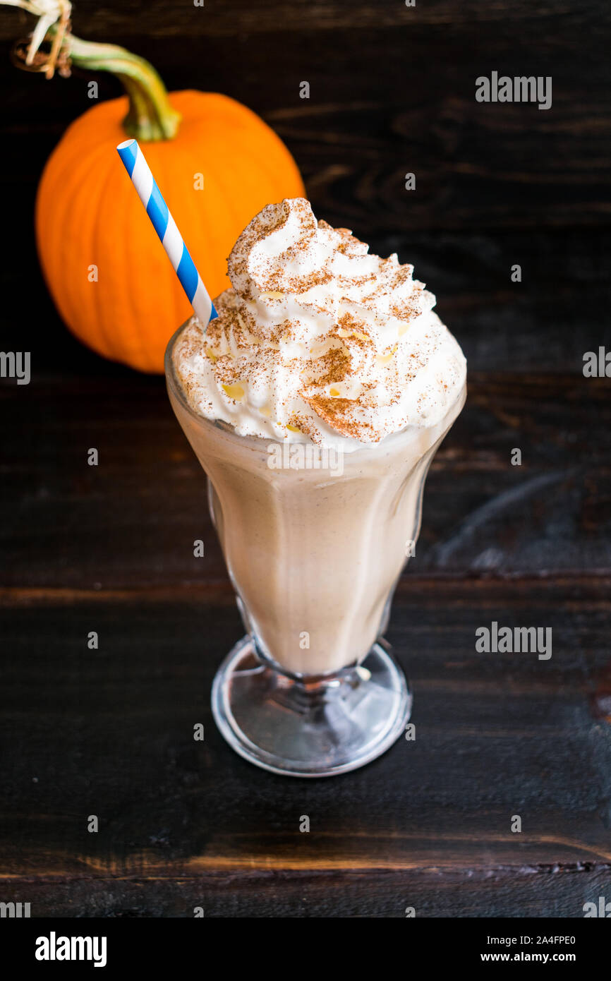 Zucca frullato di caramello conditi con panna montata: un frullato aromatizzato con zucca e caramello e conditi con panna montata Foto Stock