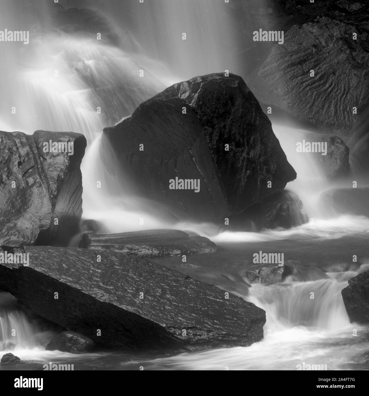 L'acqua cade su alcuni pesanti massi in Brecon Beacons, Wales, Regno Unito Foto Stock