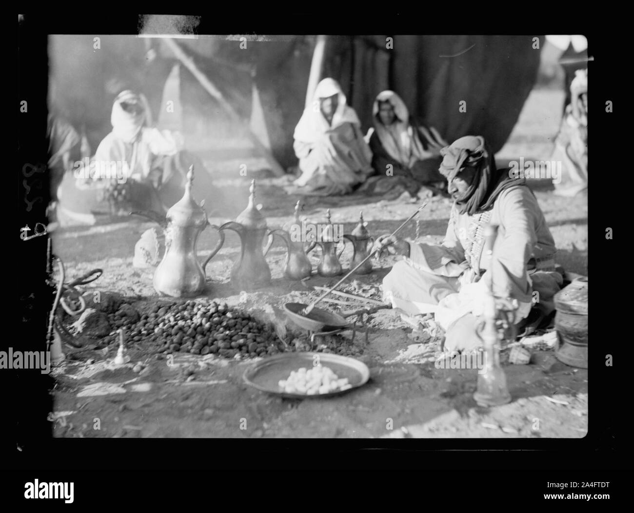 Tipi di Transgiordania. In Sheikh della tenda. Torrefazione di caffè Foto Stock