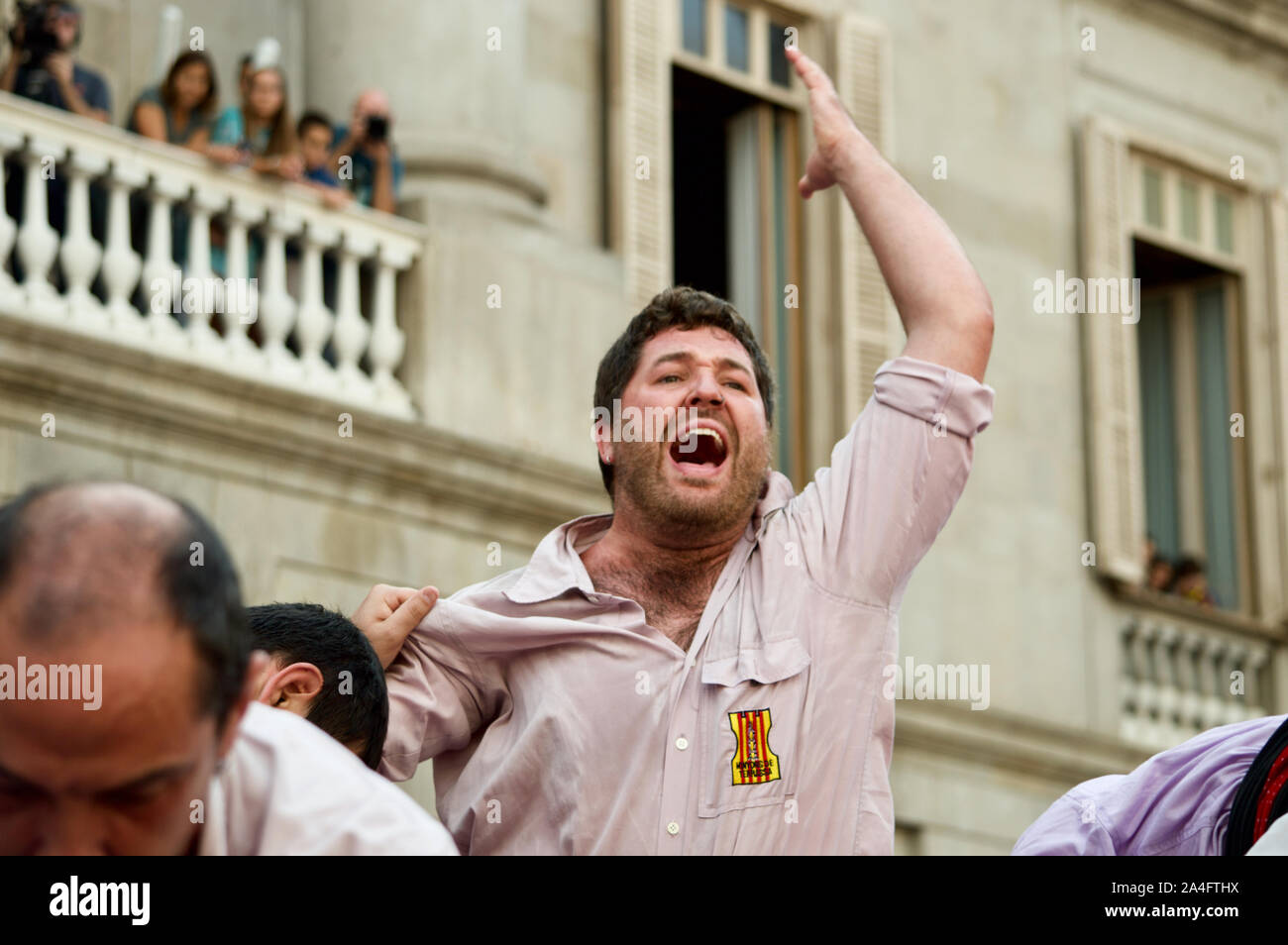 Castellers edificio castells/torri umane al 2019 La Merce Festival presso Plaça de Sant Jaume a Barcellona, Spagna Foto Stock